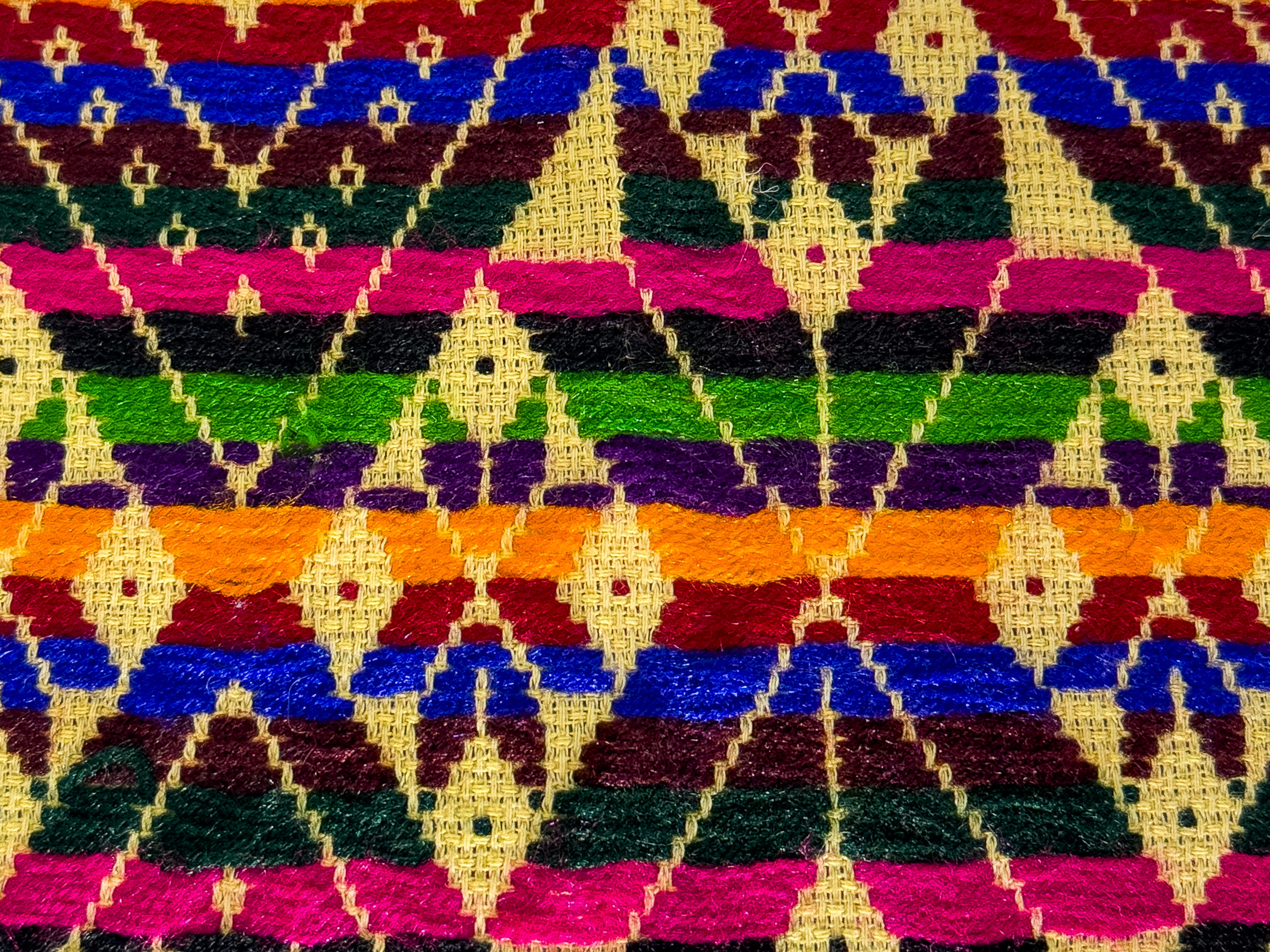 Portapasaporte Bordado a Mano "Nazaria" - Multicolor - Raízal