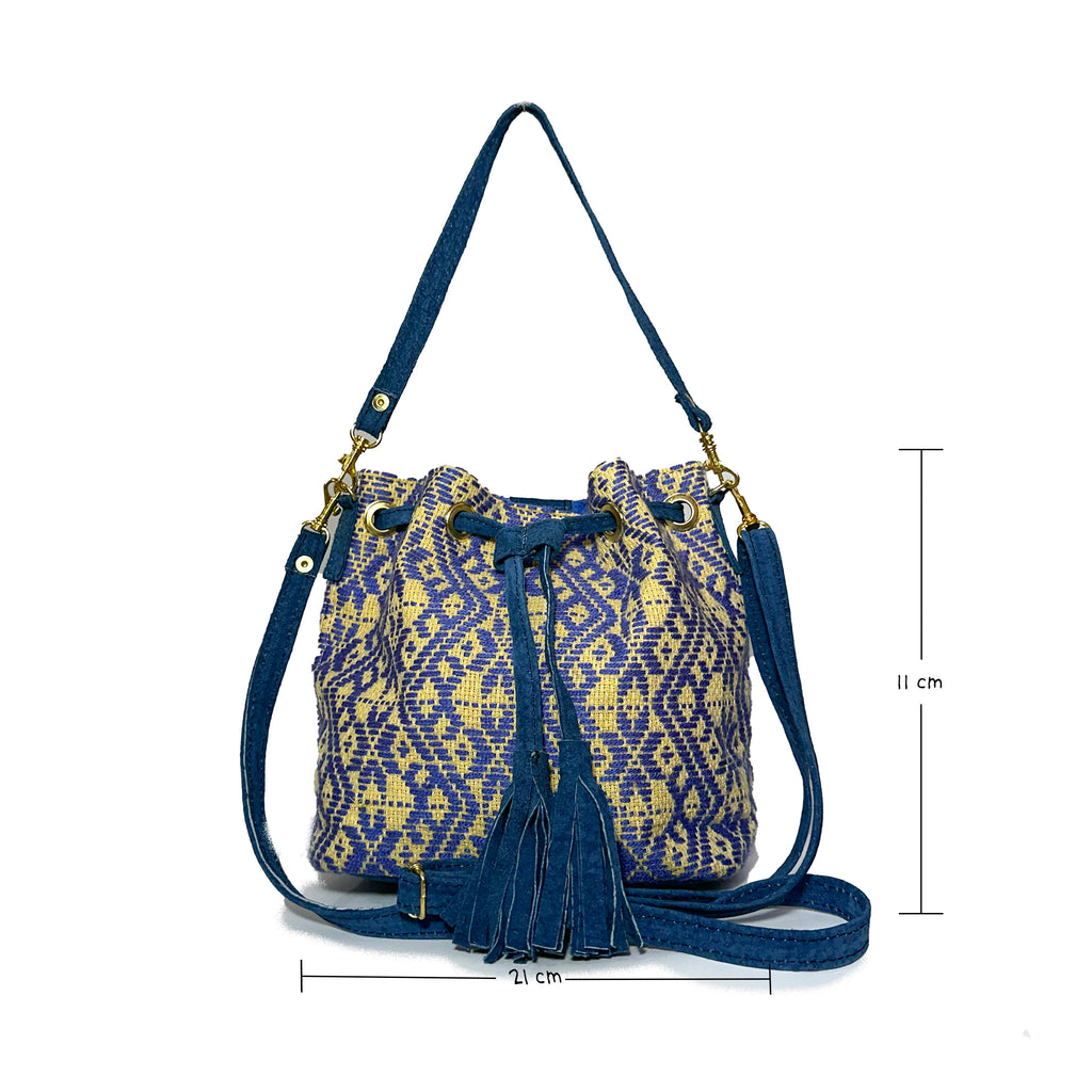 Bolsa tipo Bucket Bordado a Mano "Mariana" – Azul – Raízal