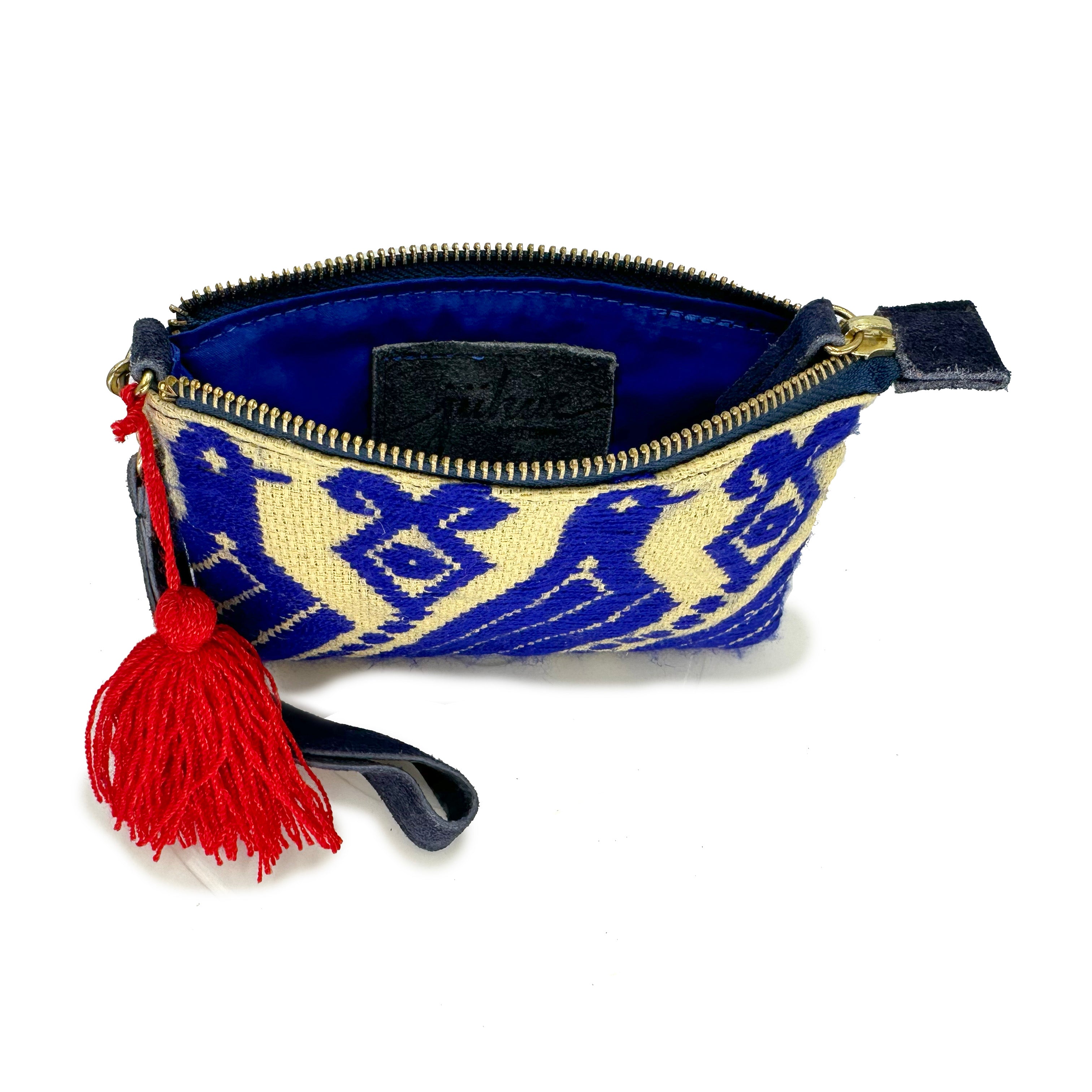 Muñequera Bordado a Mano "Rosario" – Azul – Raízal