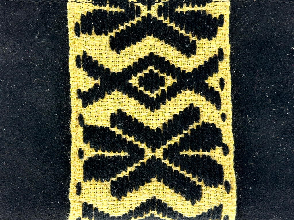 Muñequera Bordado a Mano "Erika" – Negro – Raízal