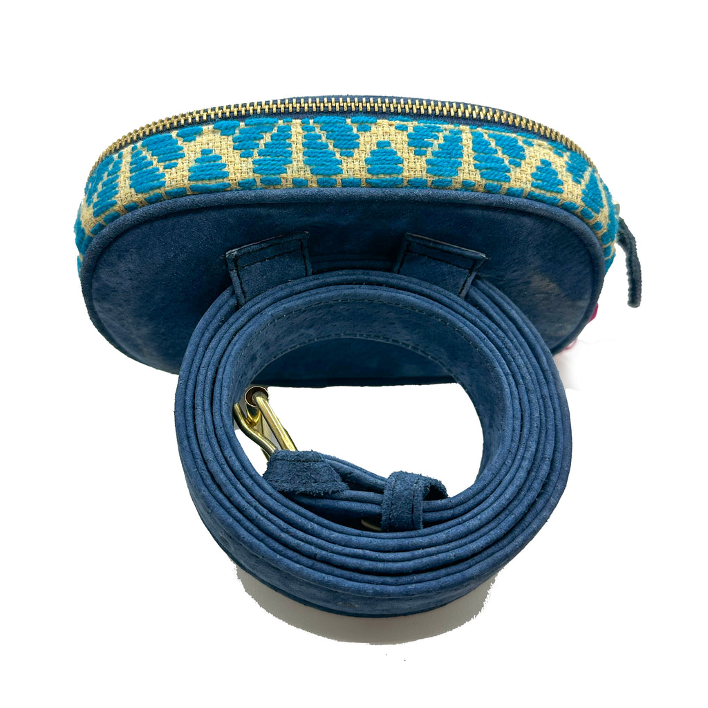 Cangurera Bordado a mano "Eugenia" – Azul – Raízal