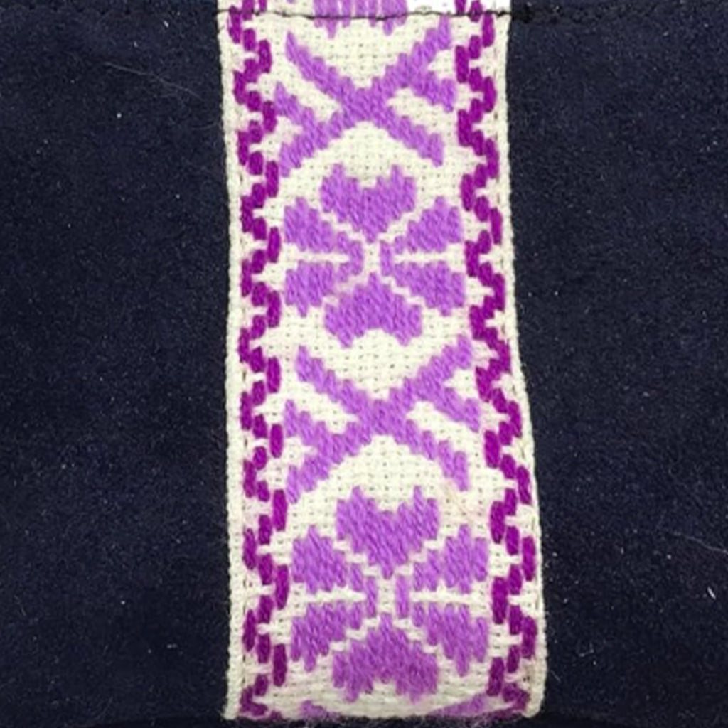 Muñequera Bordado a Mano "Rosario" – Morado – Raízal