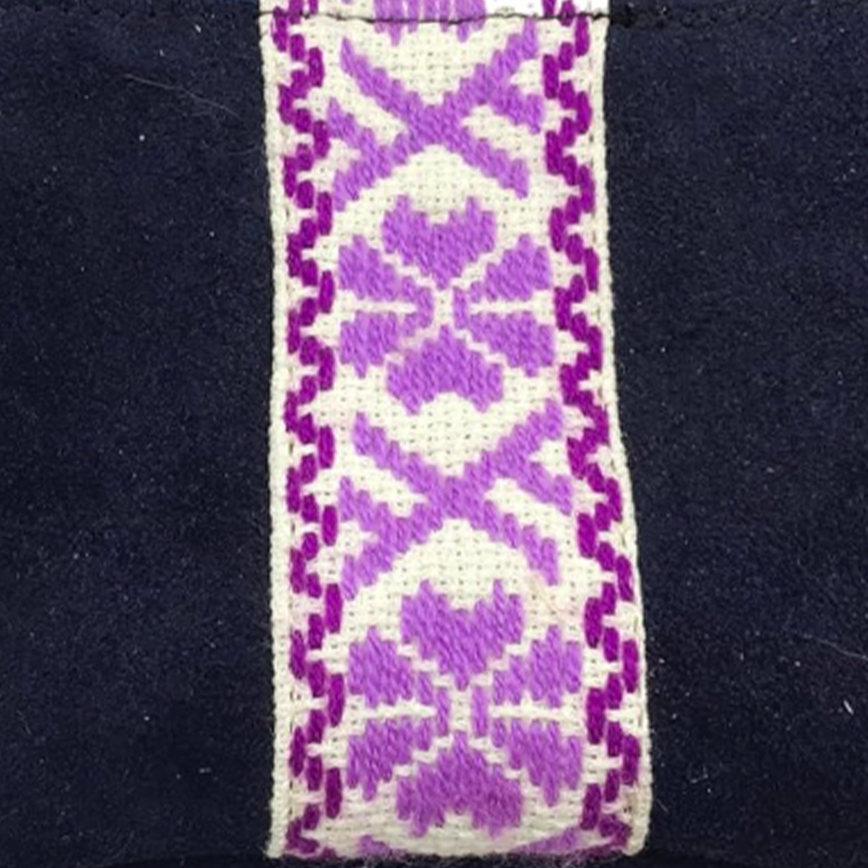 Muñequera Bordado a Mano "Rosario" – Morado – Raízal