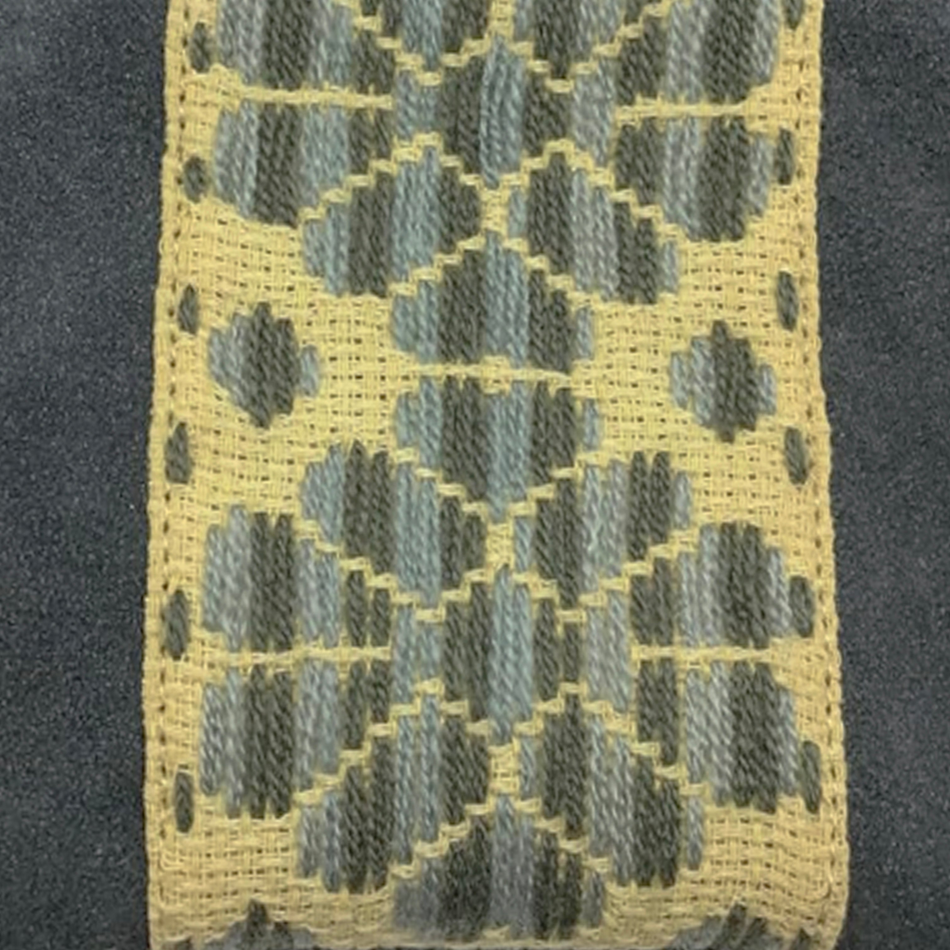 Muñequera Bordado a Mano "Rosario" – Gris – Raízal