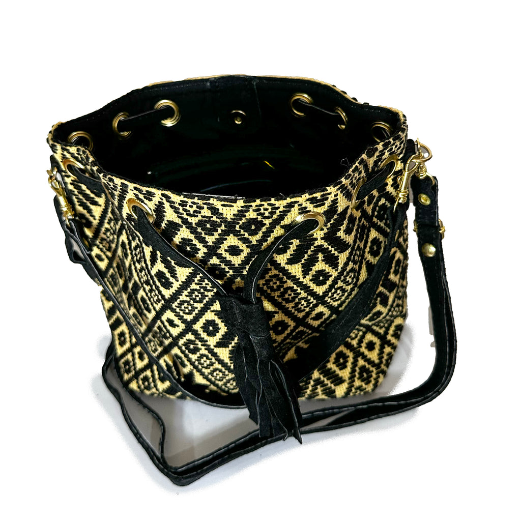Bolsa tipo Bucket Bordado a Mano "Mariana" – Negro – Raízal