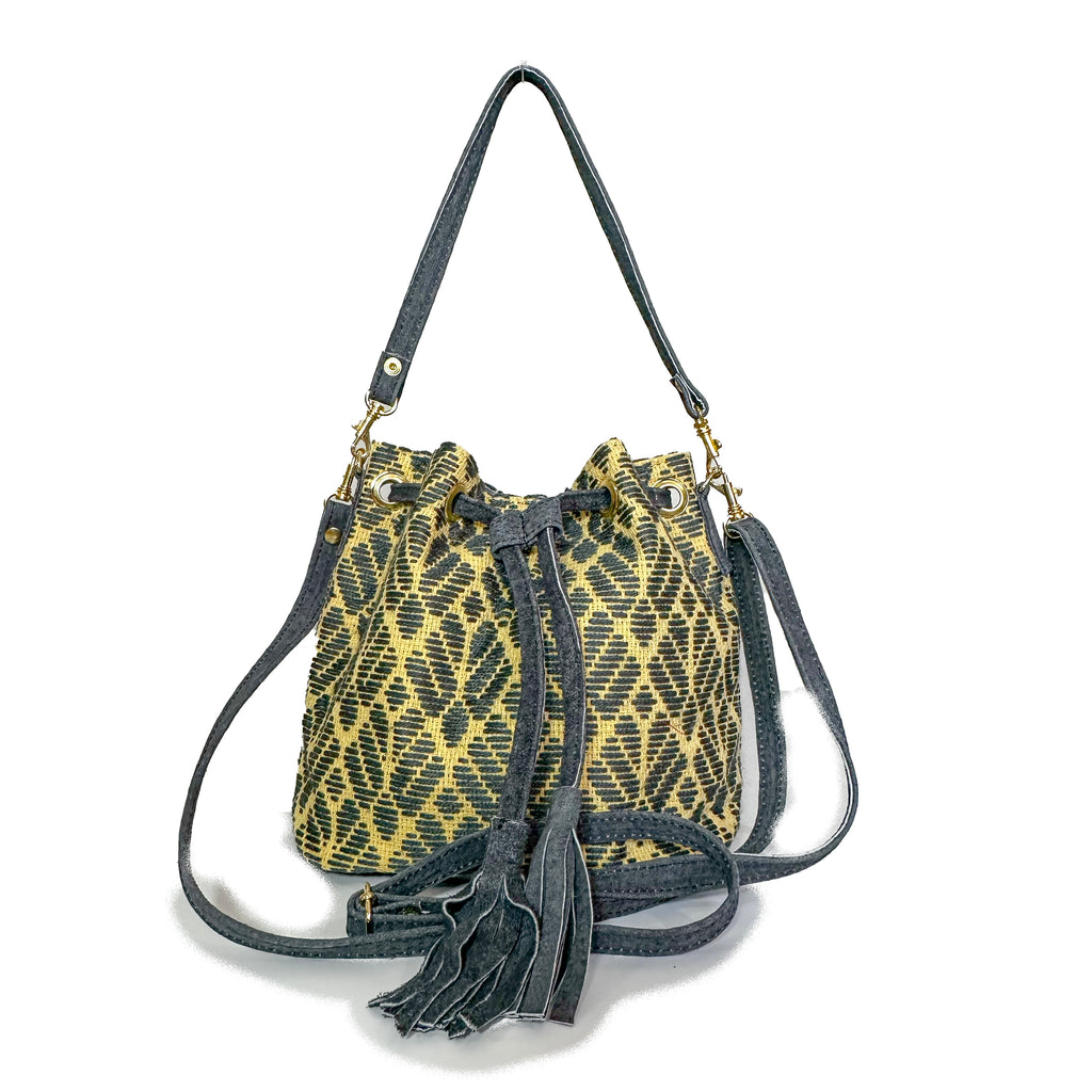 Bolsa tipo Bucket Bordado a Mano "Mariana" – Gris – Raízal