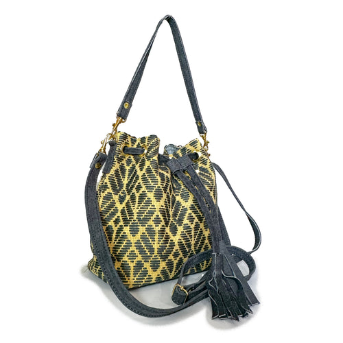 Bolsa tipo Bucket Bordado a Mano "Mariana" – Gris – Raízal