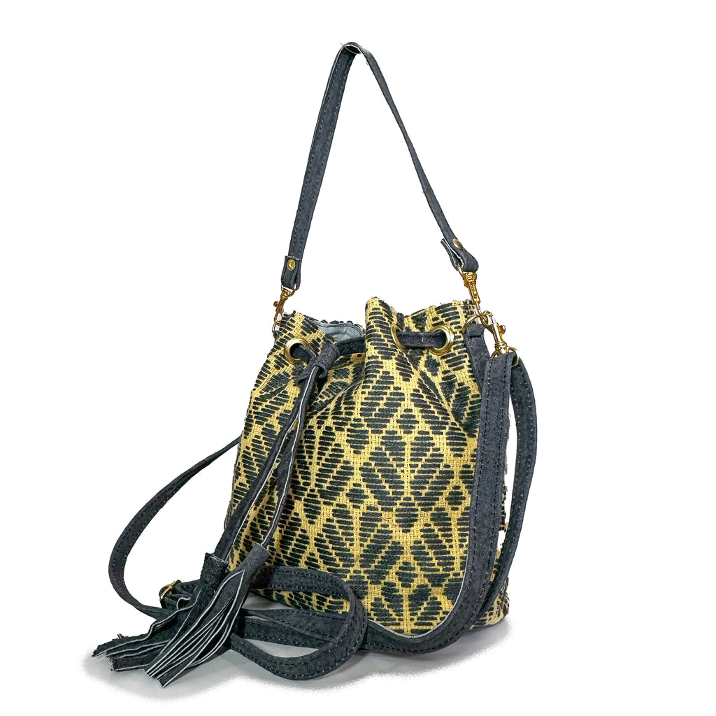 Bolsa tipo Bucket Bordado a Mano "Mariana" – Gris – Raízal