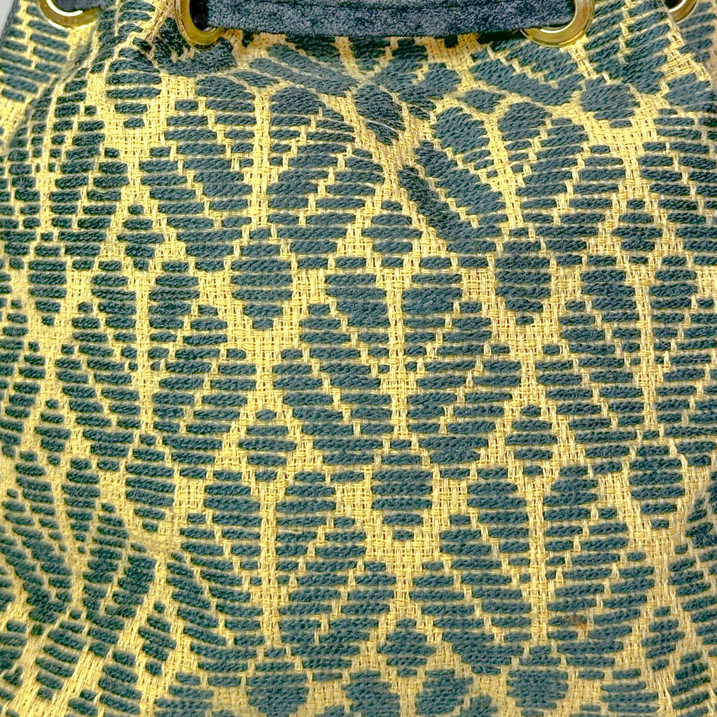 Bolsa tipo Bucket Bordado a Mano "Mariana" – Gris – Raízal