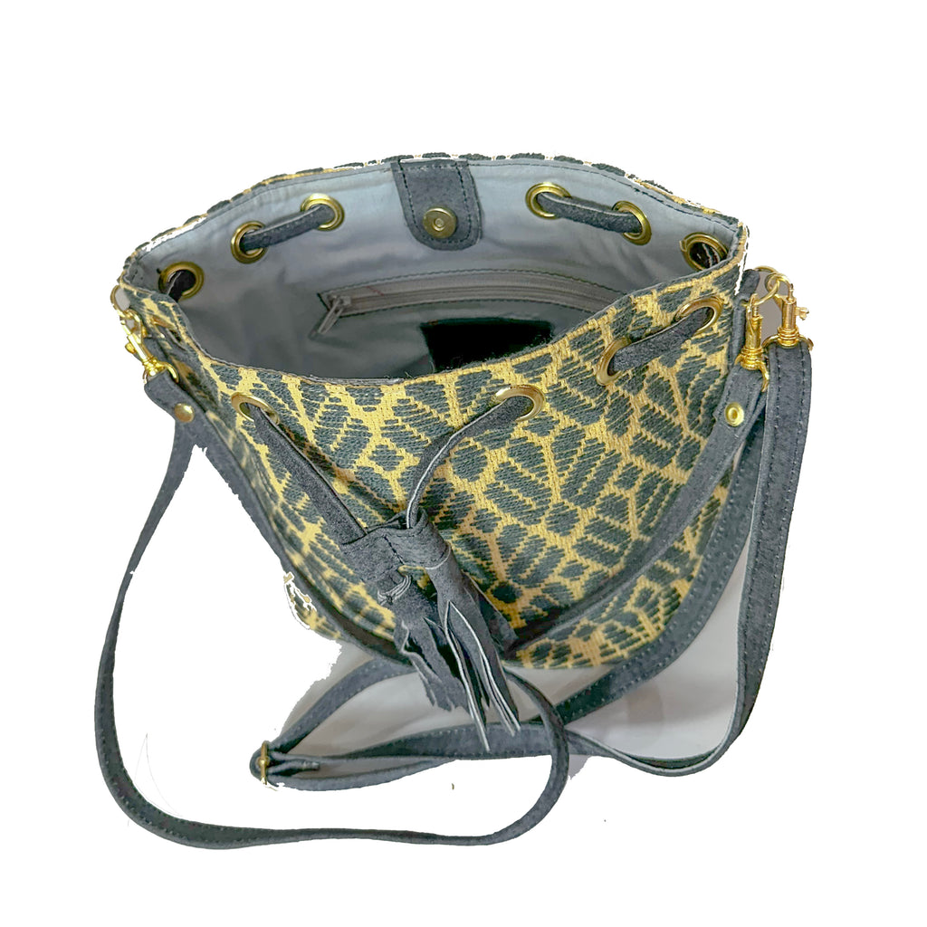 Bolsa tipo Bucket Bordado a Mano "Mariana" – Gris – Raízal