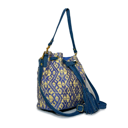 Bolsa tipo Bucket Bordado a Mano "Mariana" – Azul – Raízal