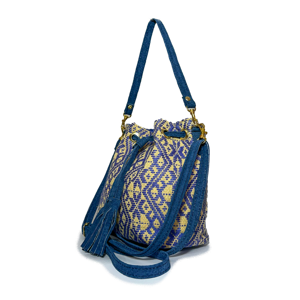 Bolsa tipo Bucket Bordado a Mano "Mariana" – Azul – Raízal
