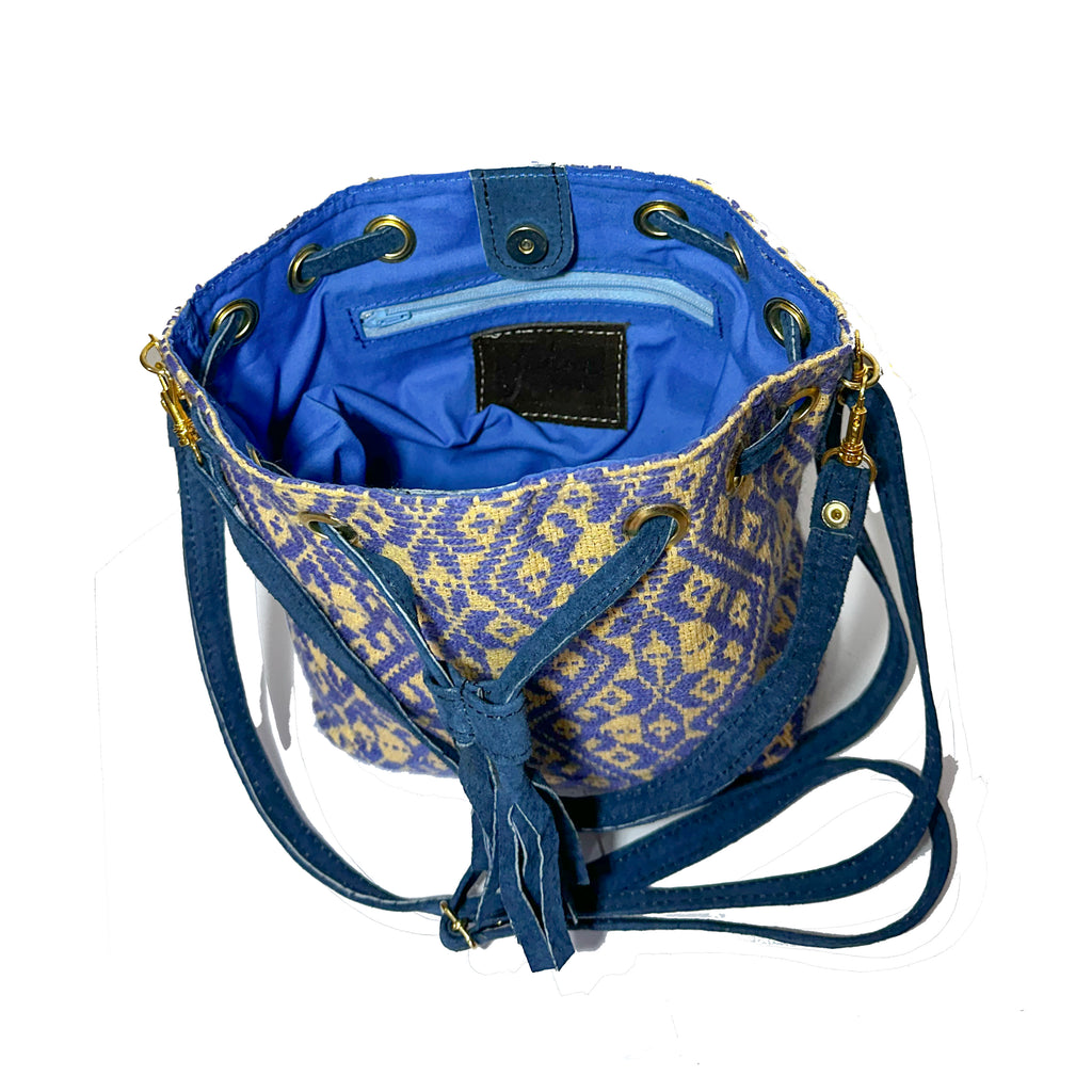 Bolsa tipo Bucket Bordado a Mano "Mariana" – Azul – Raízal