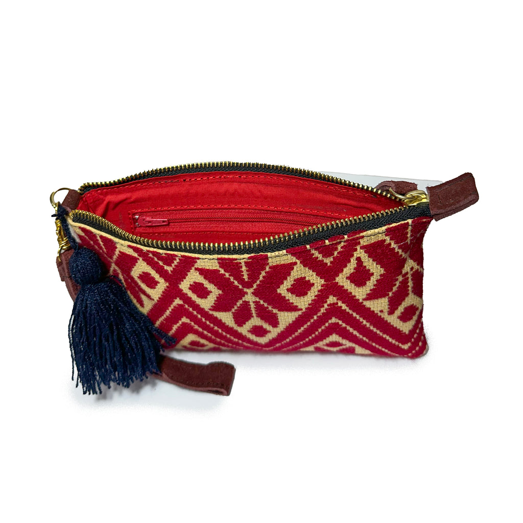Muñequera Bordado a Mano "Erika" – Rojo – Raízal