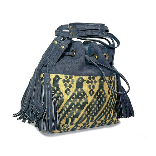 Bolsa tipo Bucket Bordado a Mano "Catalina" – Gris – Raízal