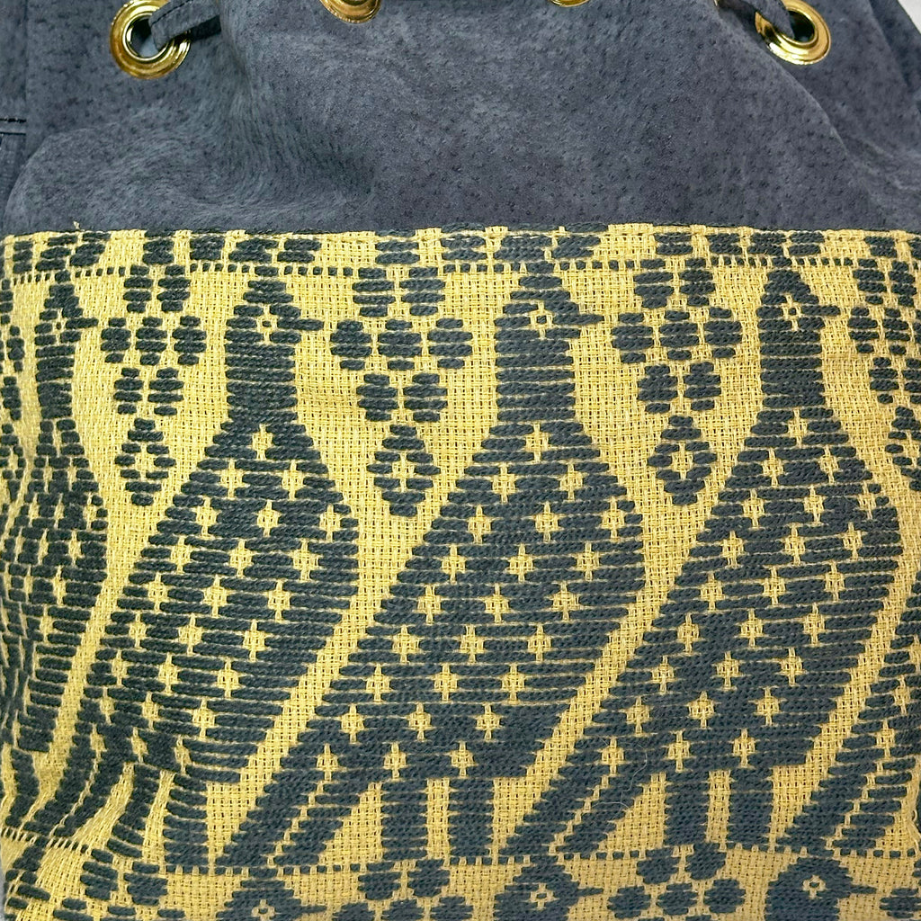 Bolsa tipo Bucket Bordado a Mano "Catalina" – Gris – Raízal