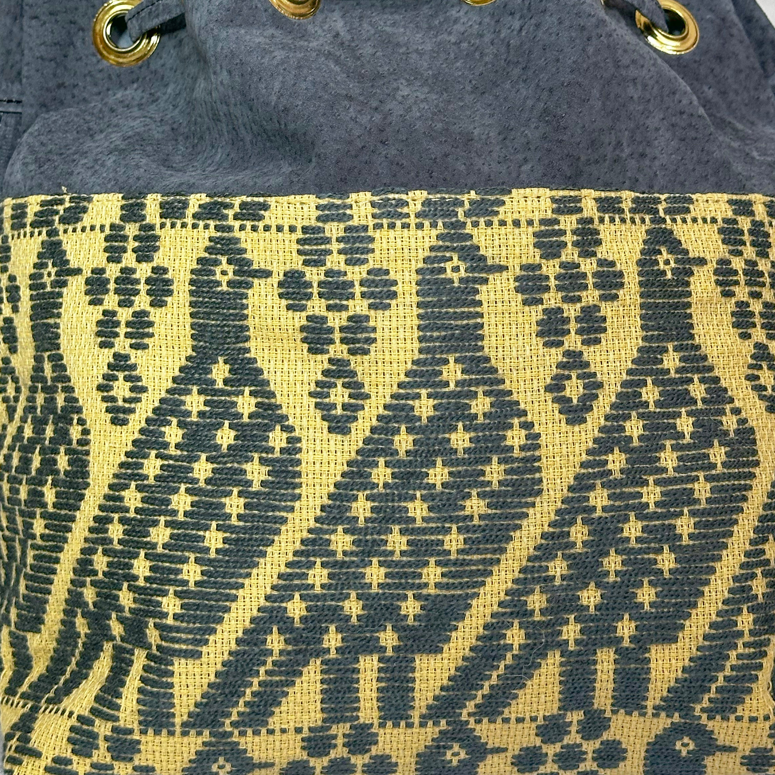 Bolsa tipo Bucket Bordado a Mano "Catalina" – Gris – Raízal