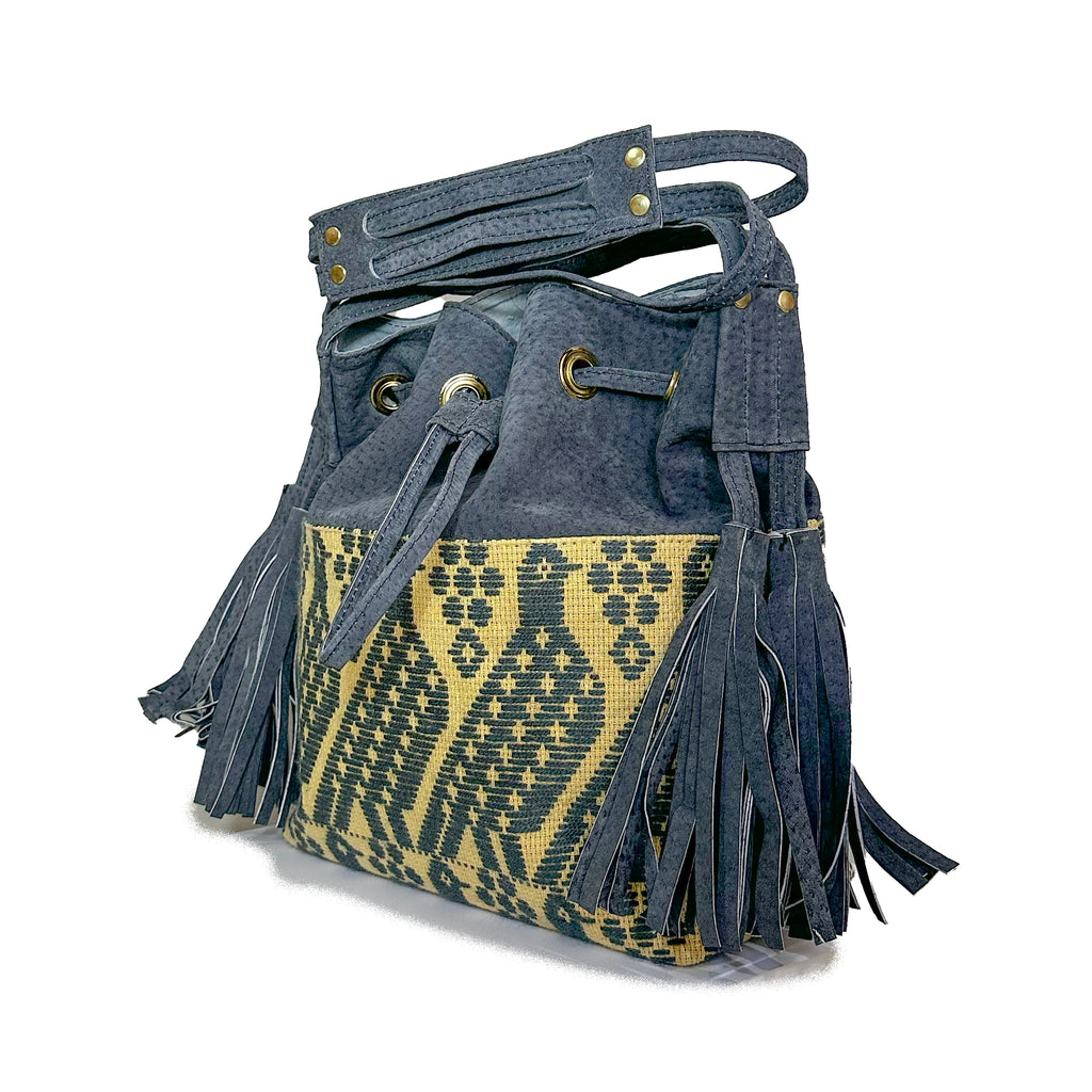 Bolsa tipo Bucket Bordado a Mano "Catalina" – Gris – Raízal