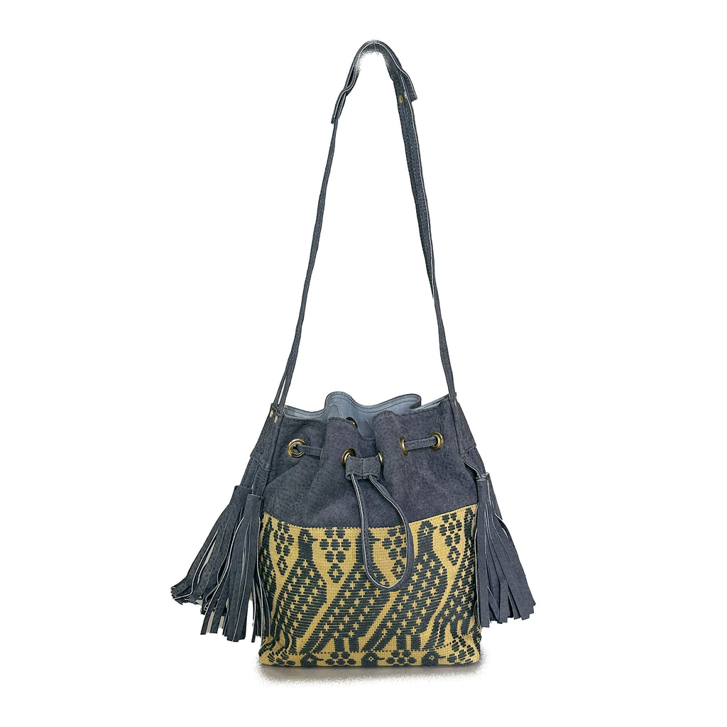 Bolsa tipo Bucket Bordado a Mano "Catalina" – Gris – Raízal