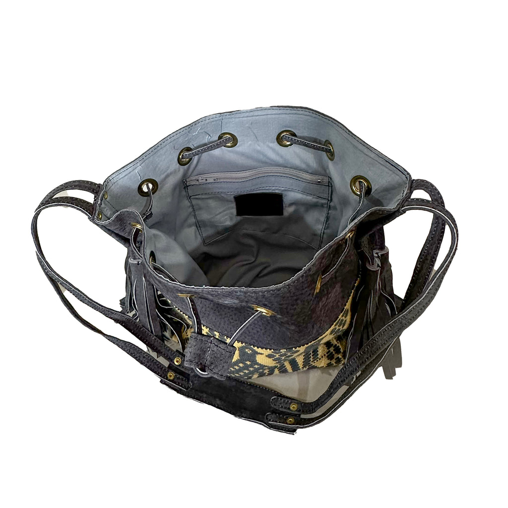 Bolsa tipo Bucket Bordado a Mano "Catalina" – Gris – Raízal