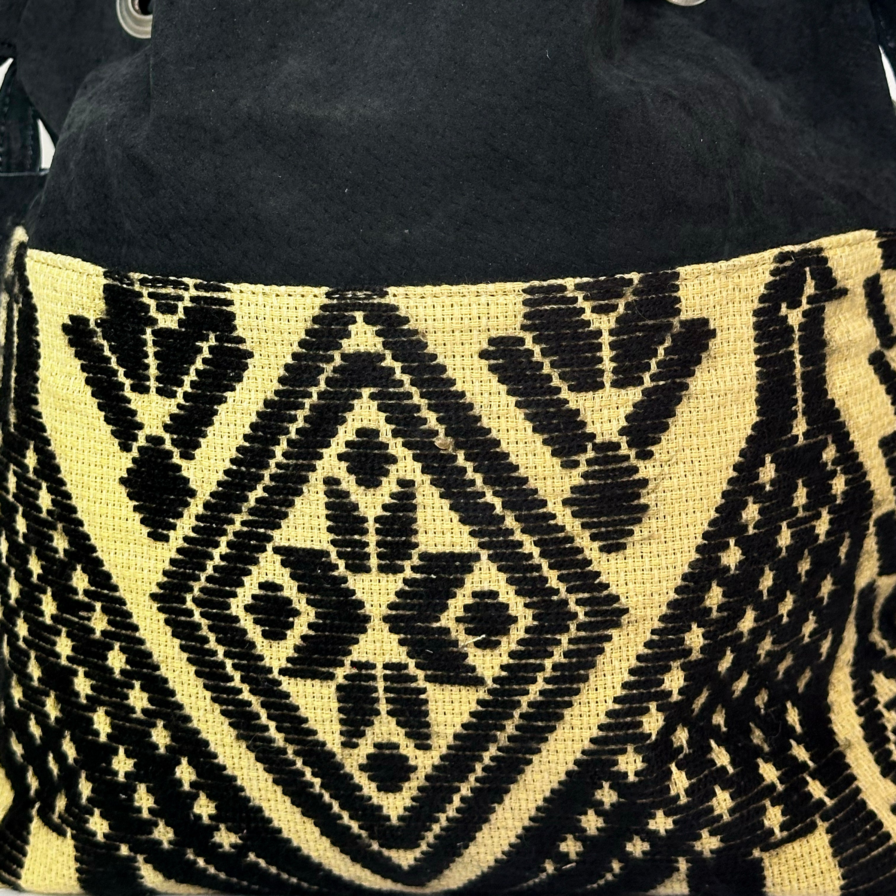 Bolsa tipo Bucket Bordado a Mano "Catalina" – Negro – Raízal