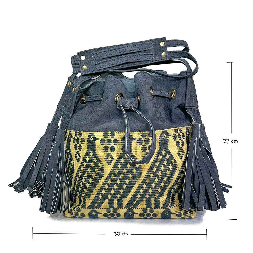 Bolsa tipo Bucket Bordado a Mano "Catalina" – Gris – Raízal