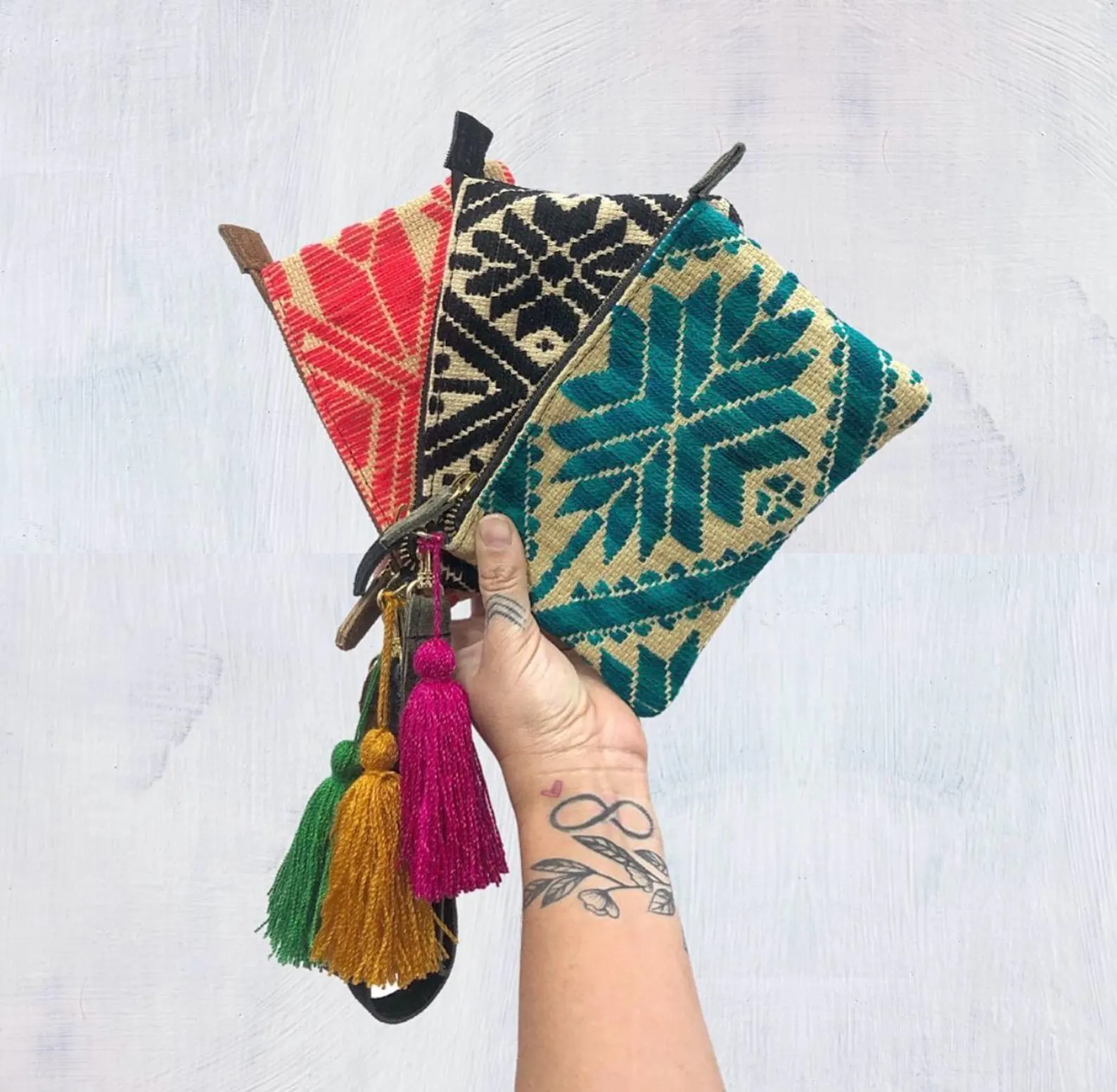 Muñequera Bordado a Mano "Rosario" – Multicolor – Raízal