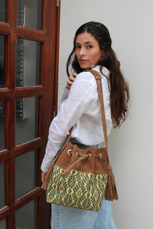 Bolsa tipo Bucket Bordado a Mano "Catalina" – Gris – Raízal