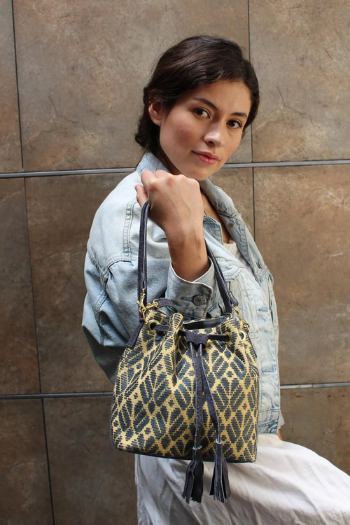 Bolsa tipo Bucket Bordado a Mano "Mariana" – Azul – Raízal